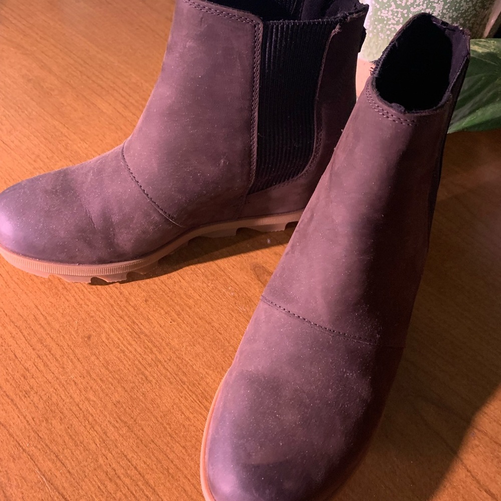 Adorable brown Sorel wedge booties!